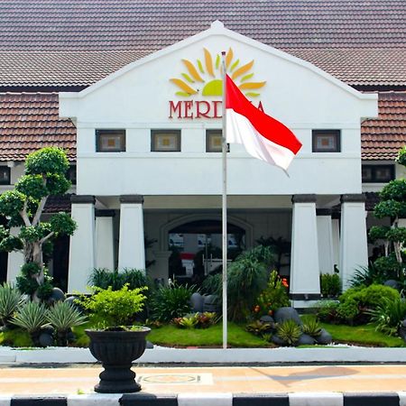 Hotel Merdeka Kediri Кедири Екстериор снимка