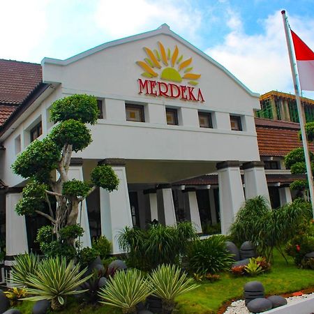 Hotel Merdeka Kediri Кедири Екстериор снимка