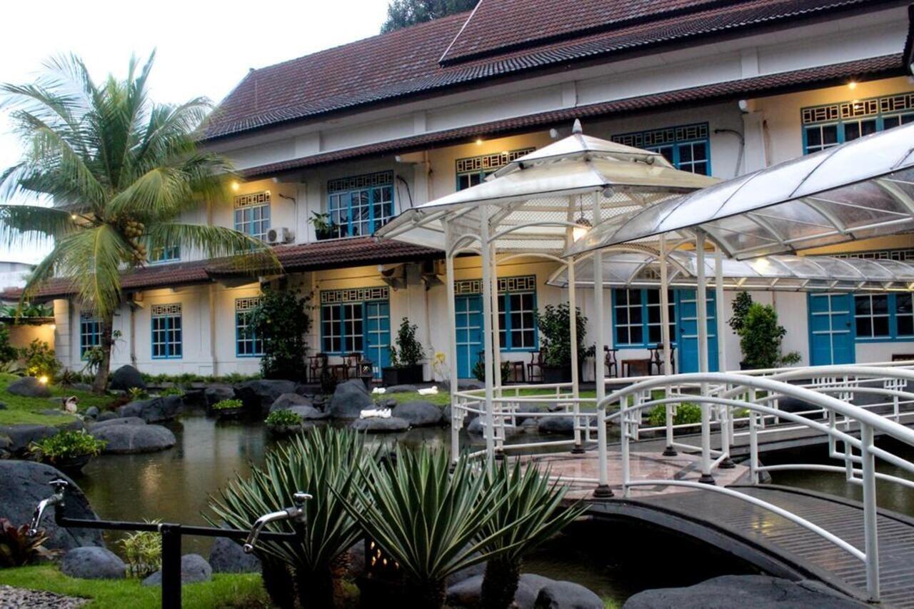Hotel Merdeka Kediri Кедири Екстериор снимка