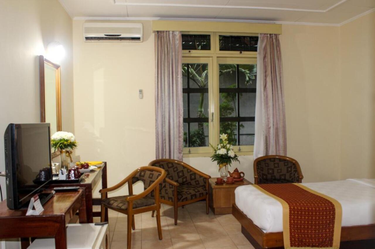 Hotel Merdeka Kediri Кедири Екстериор снимка