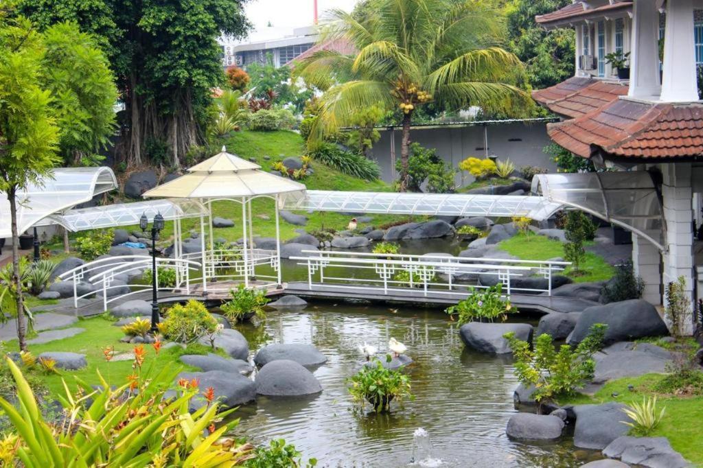 Hotel Merdeka Kediri Кедири Екстериор снимка