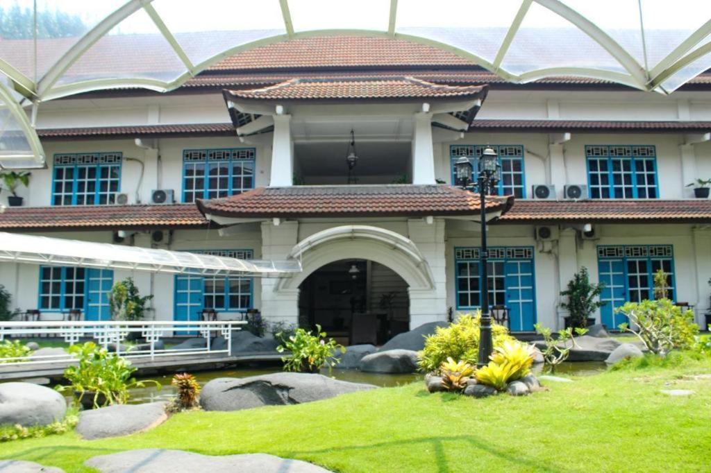 Hotel Merdeka Kediri Кедири Екстериор снимка