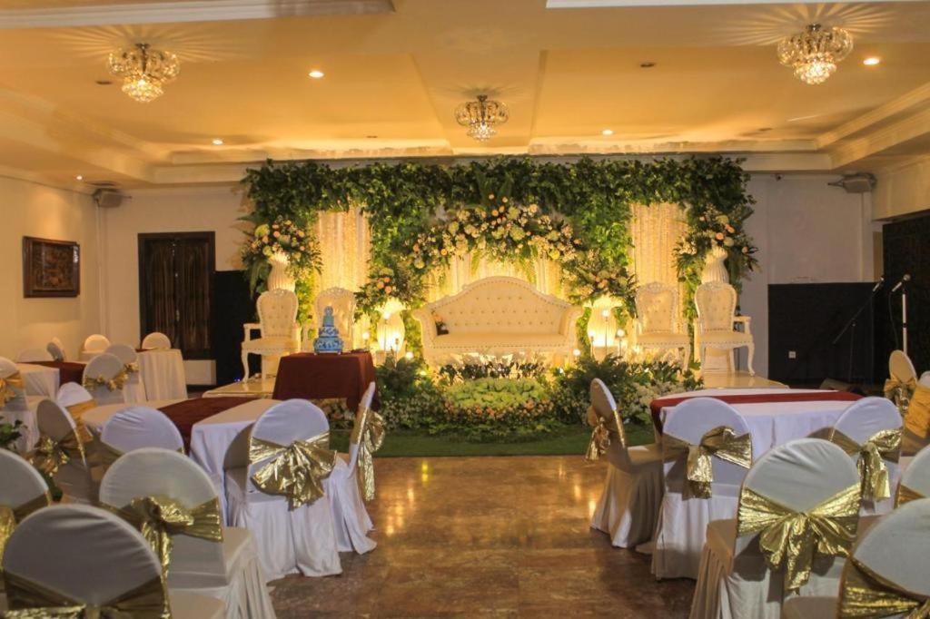 Hotel Merdeka Kediri Кедири Екстериор снимка