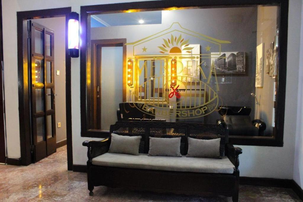 Hotel Merdeka Kediri Кедири Екстериор снимка