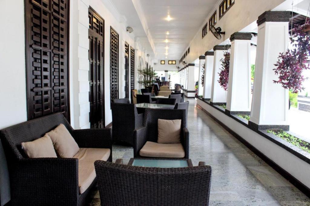 Hotel Merdeka Kediri Кедири Екстериор снимка