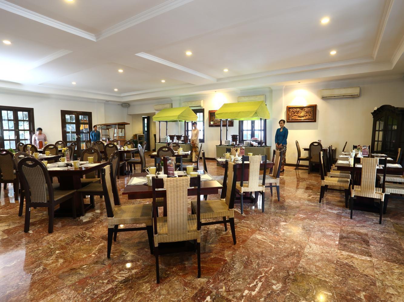 Hotel Merdeka Kediri Кедири Екстериор снимка