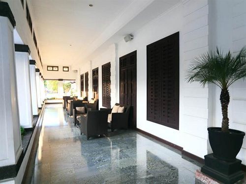 Hotel Merdeka Kediri Кедири Екстериор снимка