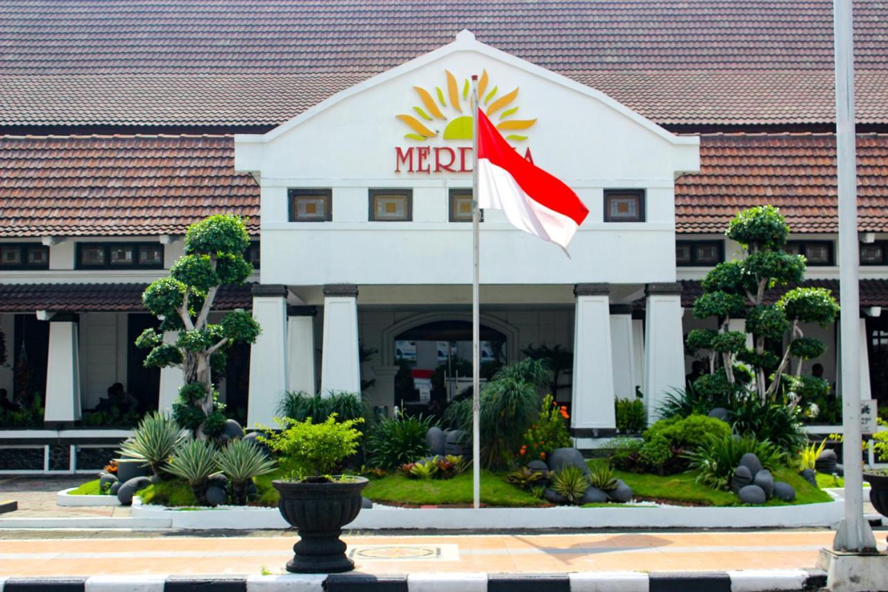 Hotel Merdeka Kediri Кедири Екстериор снимка