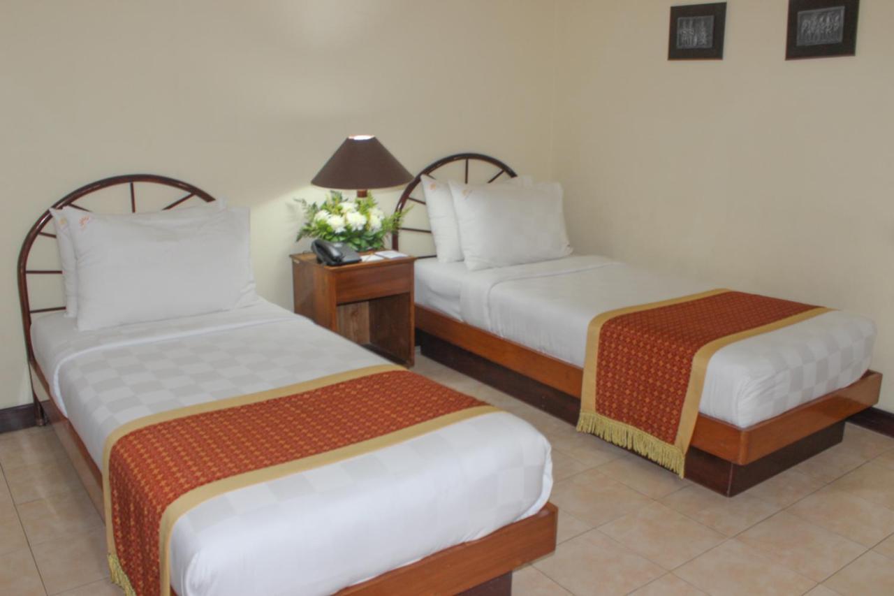 Hotel Merdeka Kediri Кедири Екстериор снимка