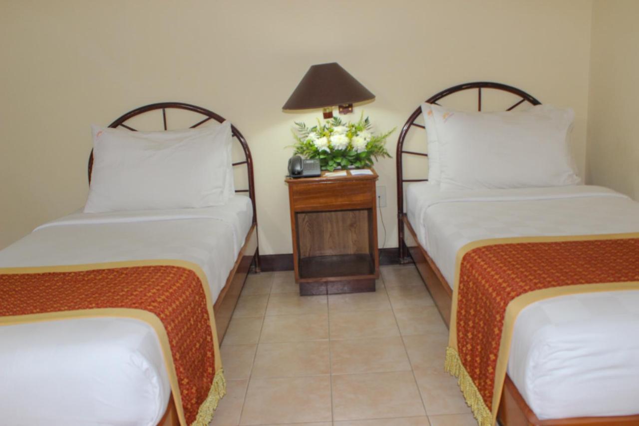Hotel Merdeka Kediri Кедири Екстериор снимка