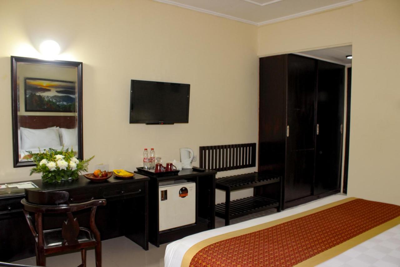 Hotel Merdeka Kediri Кедири Екстериор снимка