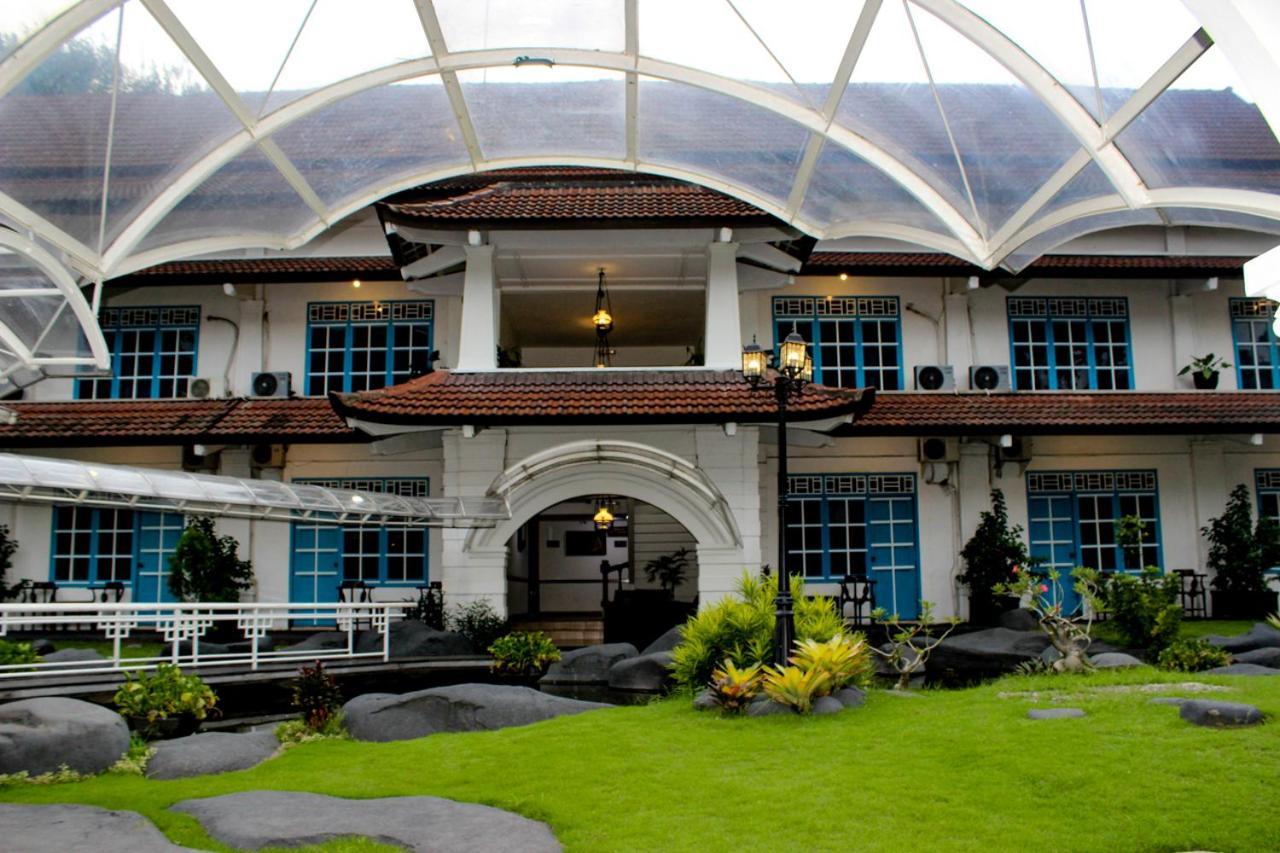 Hotel Merdeka Kediri Кедири Екстериор снимка