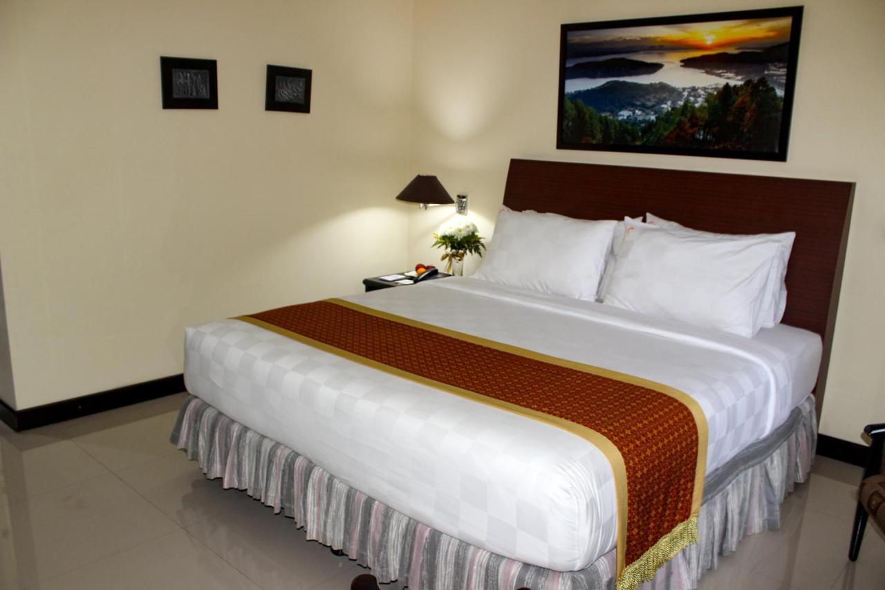 Hotel Merdeka Kediri Кедири Екстериор снимка