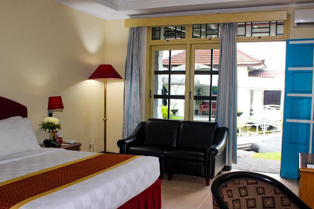 Hotel Merdeka Kediri Кедири Екстериор снимка