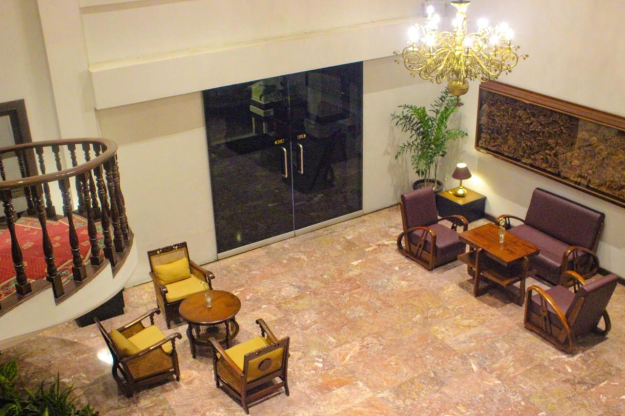 Hotel Merdeka Kediri Кедири Екстериор снимка