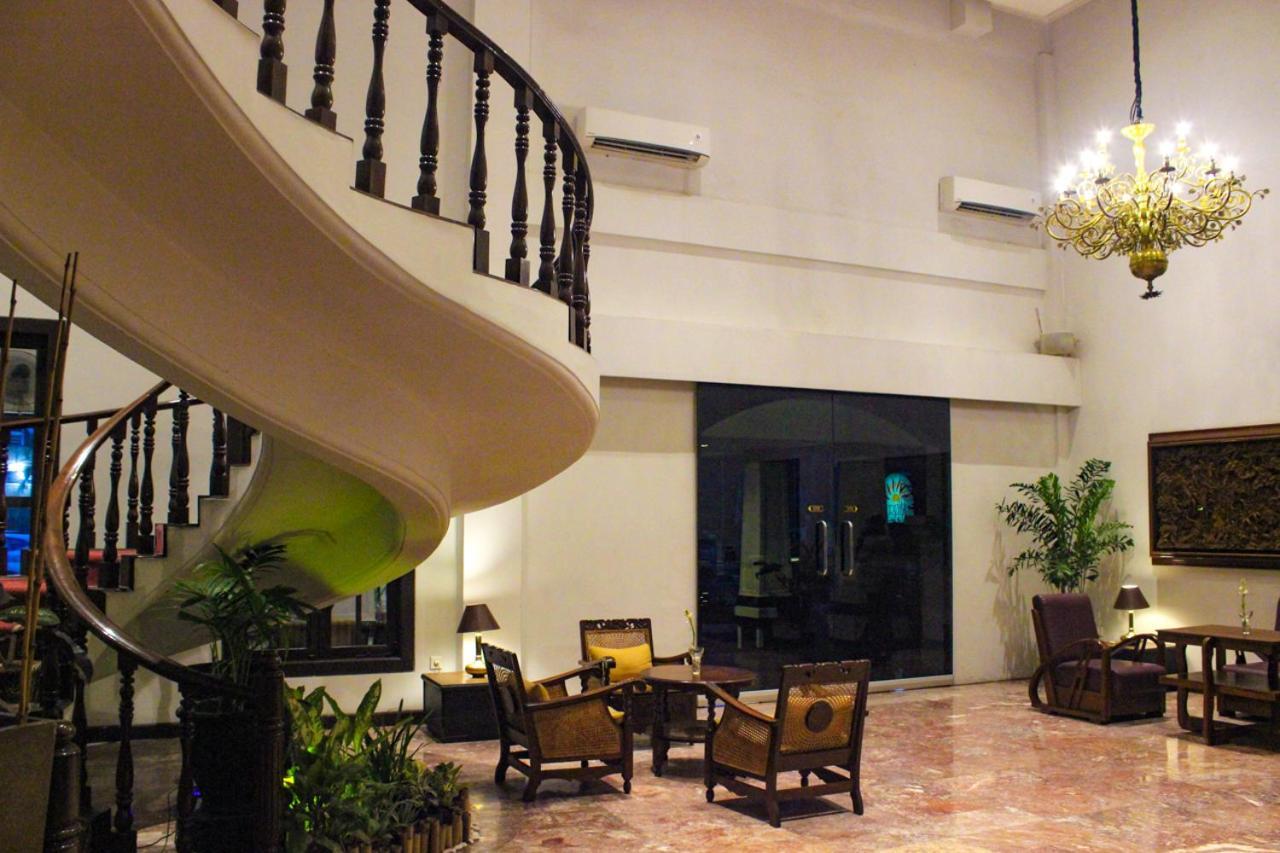 Hotel Merdeka Kediri Кедири Екстериор снимка