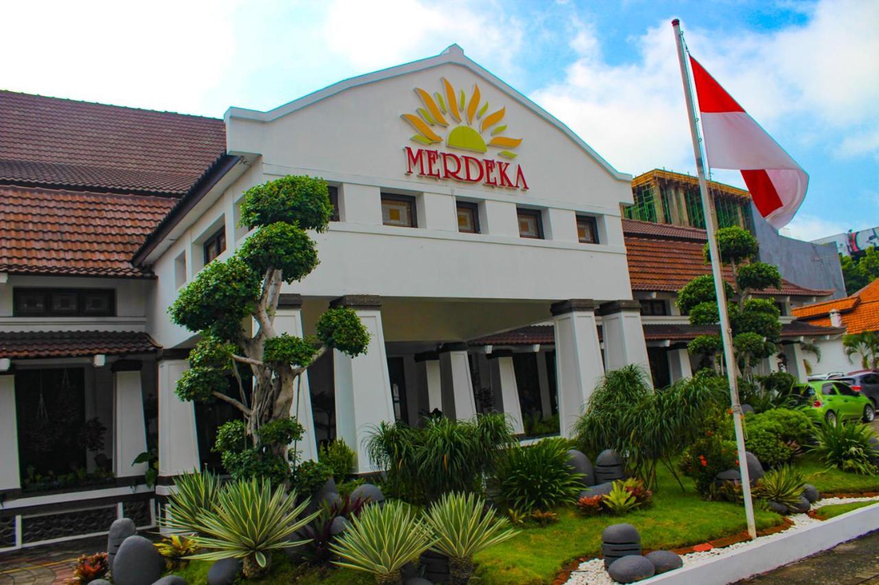 Hotel Merdeka Kediri Кедири Екстериор снимка