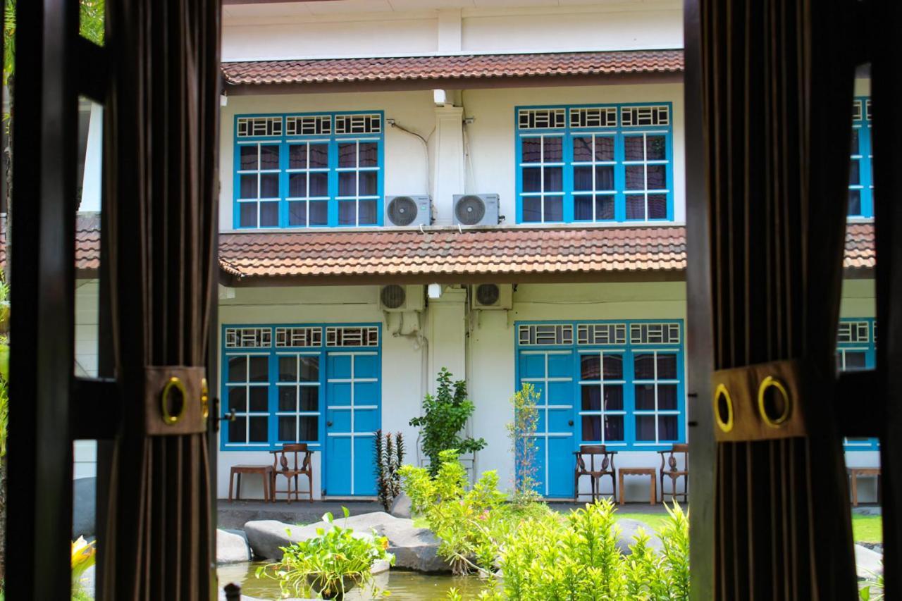 Hotel Merdeka Kediri Кедири Екстериор снимка