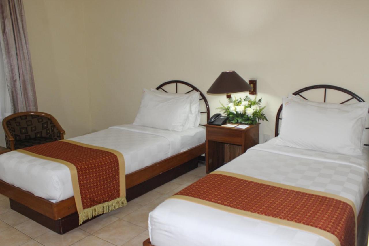 Hotel Merdeka Kediri Кедири Екстериор снимка